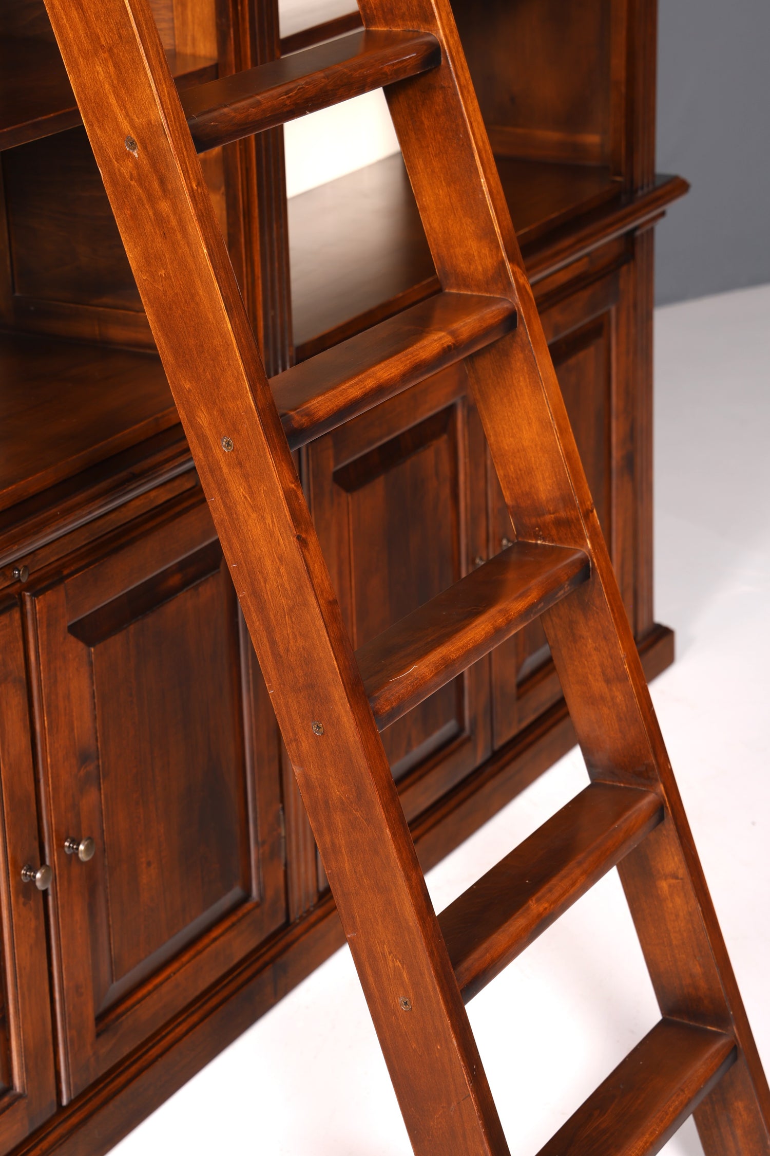 Traumhaftes massiv Holz Regal mit Leiter Kolonial Schrank Antik Stil Bücherregal Kommode Bibliothek