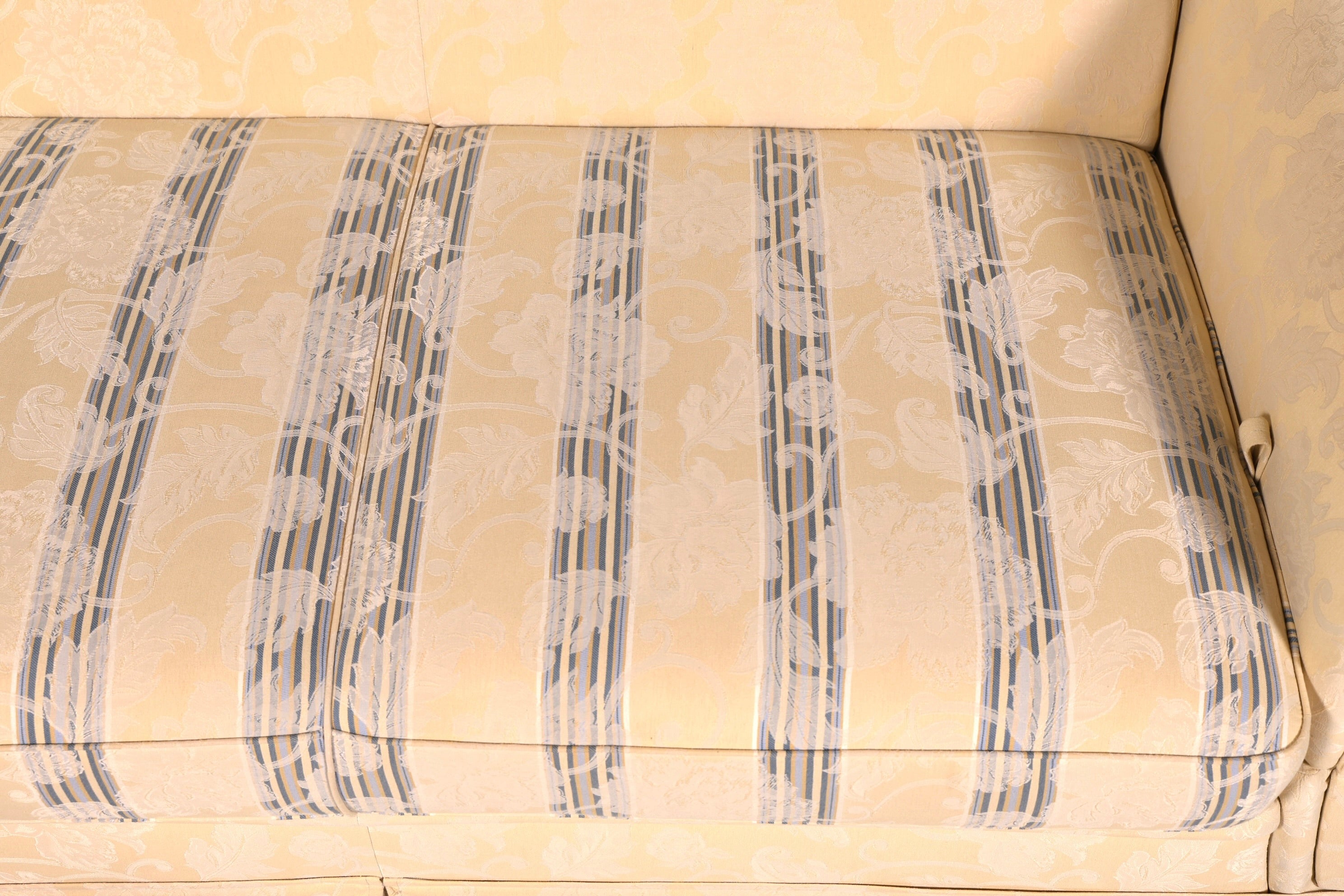 Wunderschönes Landhaus Sofa mit Hocker Englischer Stil Creme 2-Sitzer Couch Stoff Polstersofa Landhausstil Zweisitzer