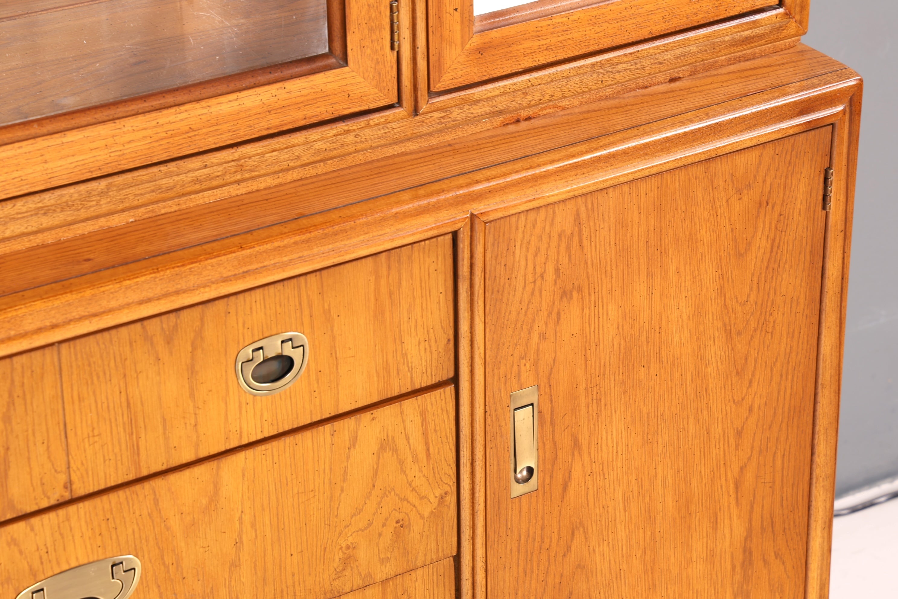 Edler Original Drexel Heritage Vitrine Bücherschrank Art Deco USA Antik Schrank Buffet Regal Glasvitrine Vintage Holz