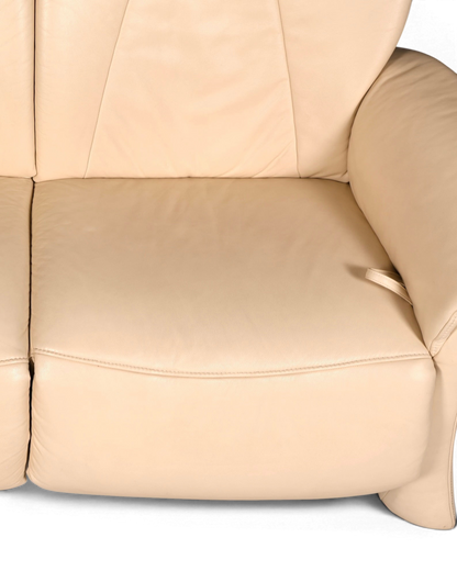 Hauptstadt Möblerei H851 Ledersofa in Creme mit weicher Polsterung und eleganter Nahtführung