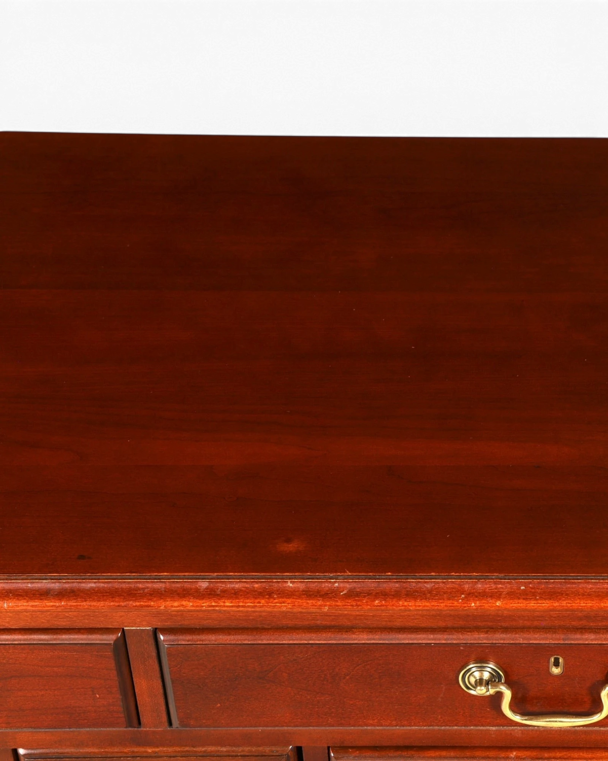 Hauptstadt Möblerei H868 Finish Oberfläche aus dunkelbraunem Holz mit glänzendem Lack und goldenem Schubladengriff