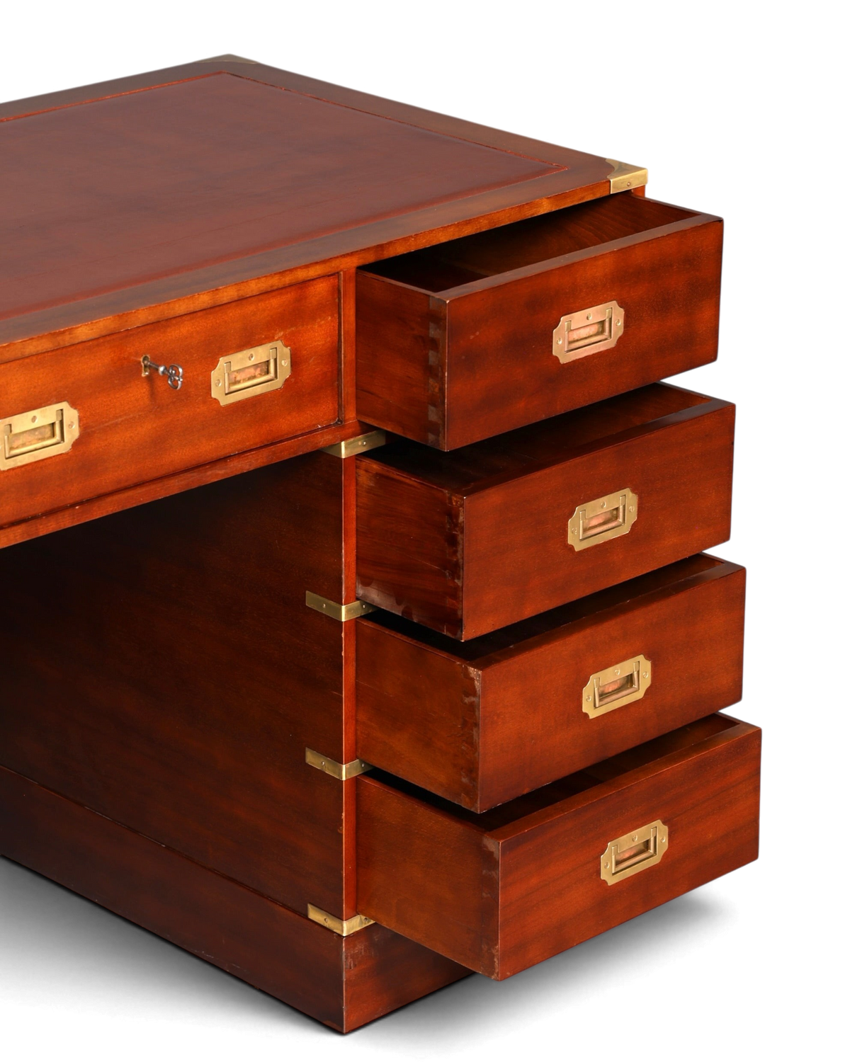 Hauptstadt Möblerei maritimer Schreibtisch im Military Chest Stil aus dunklem Holz mit Messingbeschlägen und Leder