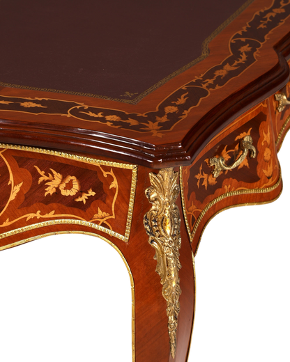 Hauptstadt Möblerei Louis XV Schreibtisch aus Massivholz mit Intarsien und aufwendigen Messingbeschlägen