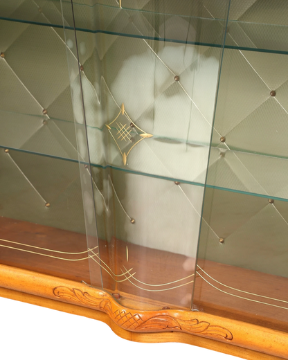 Hauptstadt Möblerei Vitrinenschrank mit grünem Rautenmuster, Glasfront und kunstvollen Holzschnitzereien