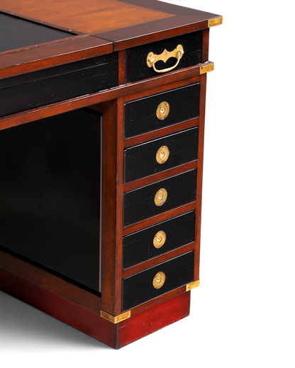 Hauptstadt Möblerei maritimer Schreibtisch im Military Chest Stil mit schwarzen Schubladen und Messingbeschlägen