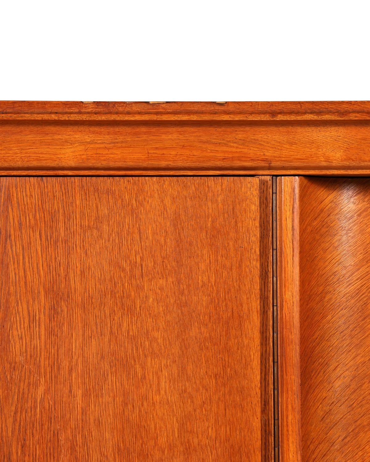 Hauptstadt Möblerei H910 Finish Oberfläche aus warmem, gemasertem Naturholz mit detaillierter Kantenverarbeitung