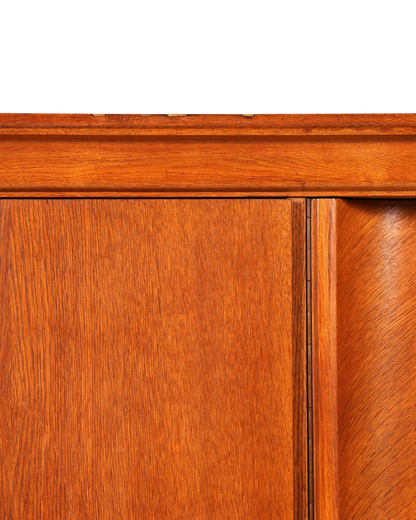 Hauptstadt Möblerei H910 Finish Oberfläche aus warmem, gemasertem Naturholz mit detaillierter Kantenverarbeitung