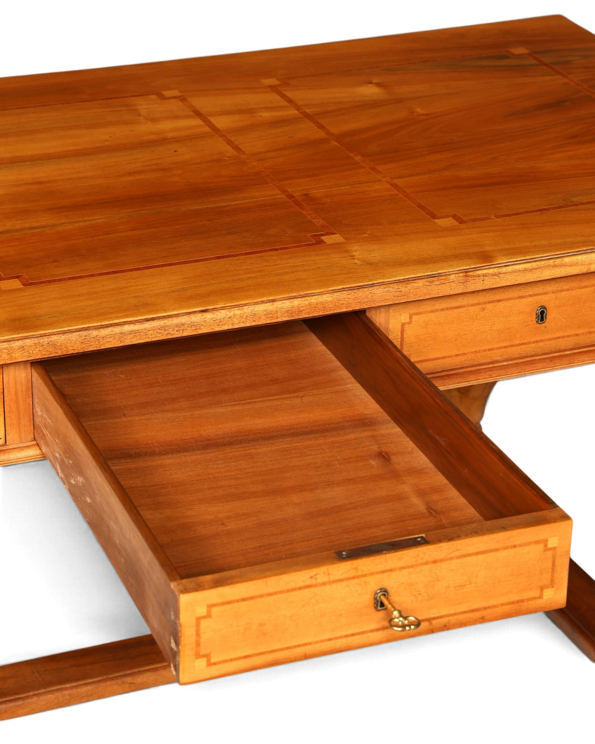 Hauptstadt Möblerei Schreibtisch aus hellem Holz mit Intarsien und ausgezogener Schublade inklusive Messingschlüssel