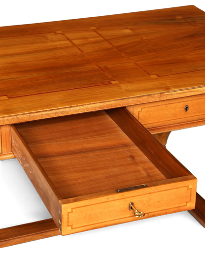 Hauptstadt Möblerei Schreibtisch aus hellem Holz mit Intarsien und ausgezogener Schublade inklusive Messingschlüssel