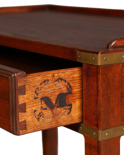 Hauptstadt Möblerei Beistelltisch aus dunklem Holz mit Messingbeschlägen und Schublade mit Markenlogo