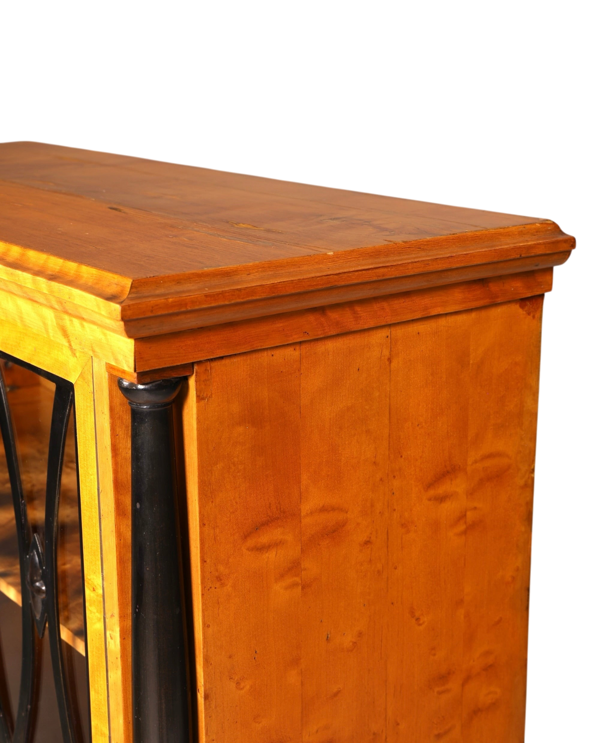 Hauptstadt Möblerei H845 Finish Vitrinenschrank aus hellem Holz mit schwarzer Säule und klassischem Profil