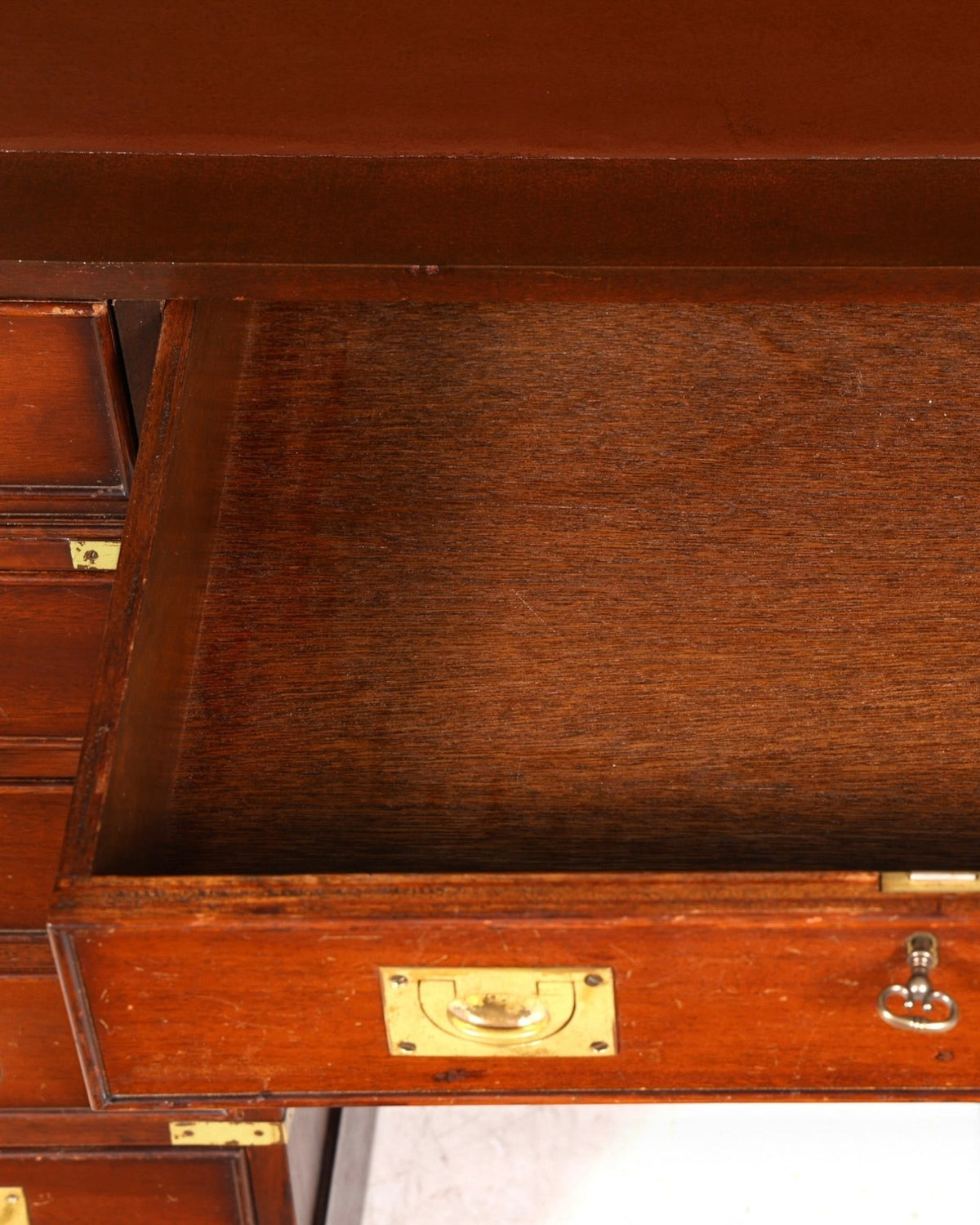 Hauptstadt Möblerei maritimer Schreibtisch im Military Chest Stil mit offener Holzschublade und Messingbeschlägen