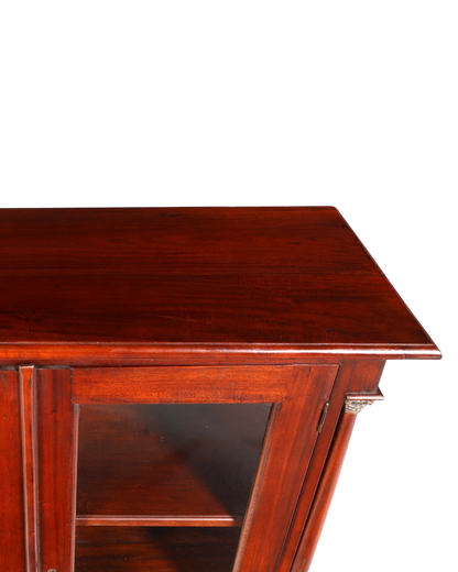 Hauptstadt Möblerei Vitrinenschrank aus dunklem Holz mit glänzender Oberfläche und eleganten Details