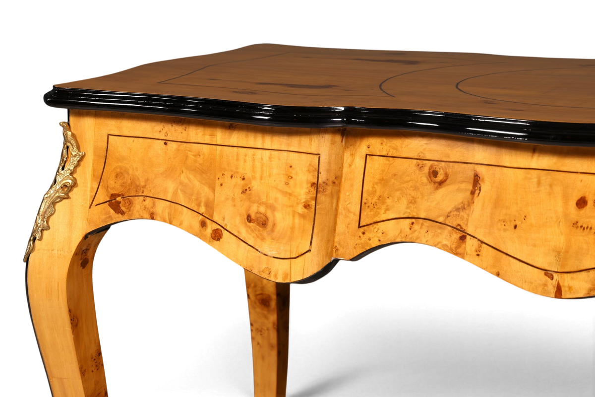 Hauptstadt Möblerei Schreibtisch im Louis XV Stil aus Massivholz mit geschwungenen Beinen und goldenen Verzierungen