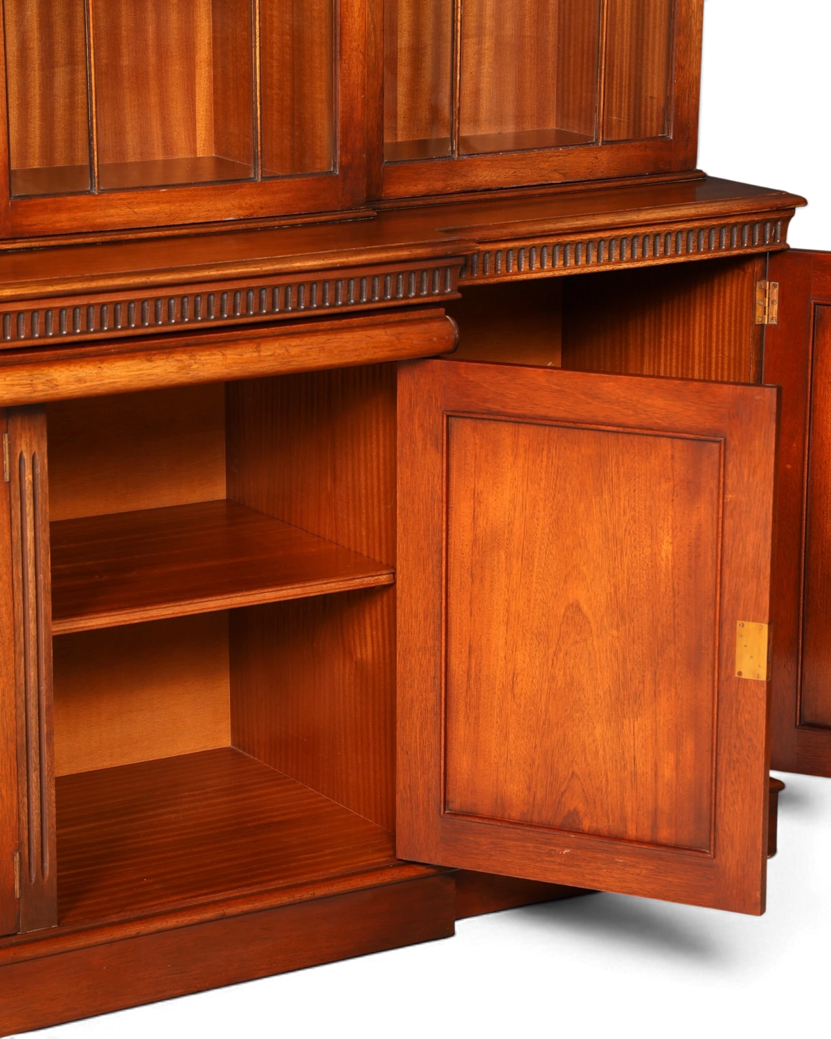 Hauptstadt Möblerei englische Vitrine aus Holz mit offener Schranktür, Messingbeschlägen und sichtbaren Regalböden