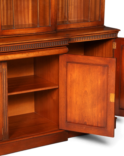 Hauptstadt Möblerei englische Vitrine aus Holz mit offener Schranktür, Messingbeschlägen und sichtbaren Regalböden
