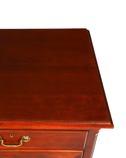 Hauptstadt Möblerei H867 Finish Tischplatte aus dunkelbraunem Holz mit klassischem Messinggriff