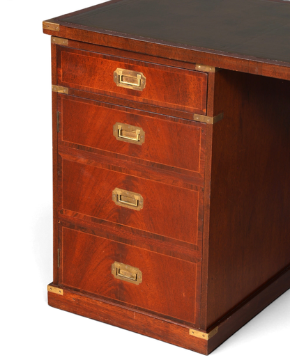 Hauptstadt Möblerei maritimer Schreibtisch im Military Chest Stil aus Holz mit Messingbeschlägen und Lederauflage