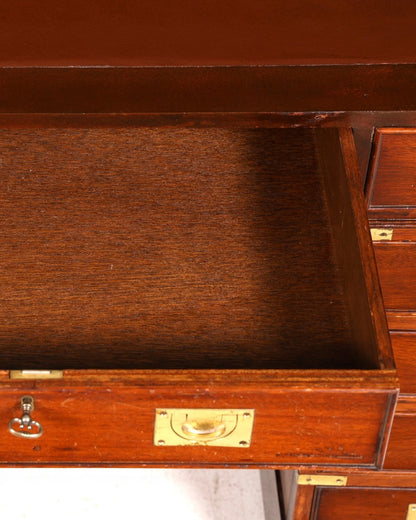 Hauptstadt Möblerei maritimer Military Chest Schreibtisch aus Holz mit Messingbeschlägen und offener Schublade