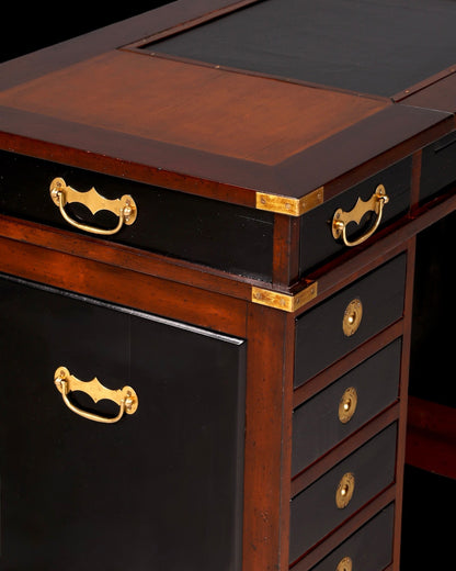 Hauptstadt Möblerei maritimer Schreibtisch im Military Chest Stil aus dunklem Holz mit Messingbeschlägen und Leder