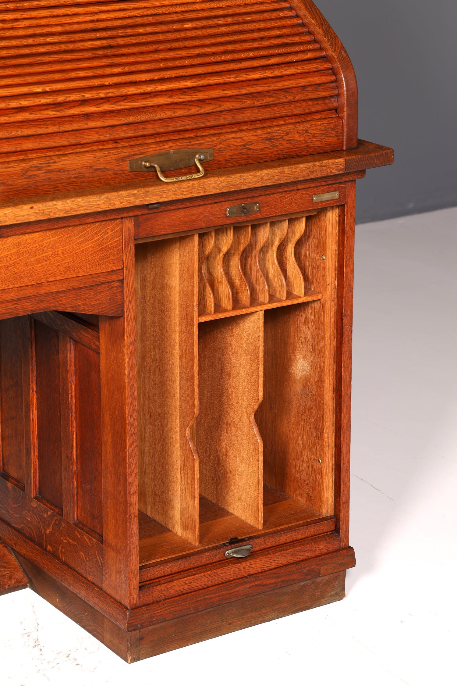 Magnifique secrétaire de style Bauhaus, bureau Art déco, secrétaire à rideau, antiquité vintage en chêne