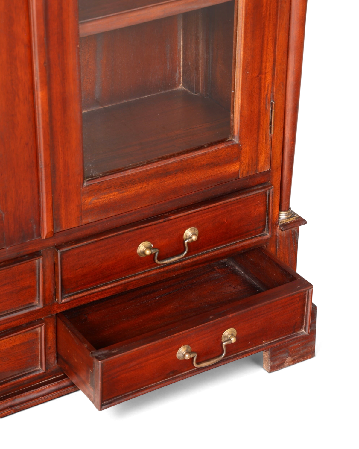 Hauptstadt Möblerei Vitrinenschrank aus dunklem Holz mit Glasfront und ausgezogener Schublade mit Messinggriffen