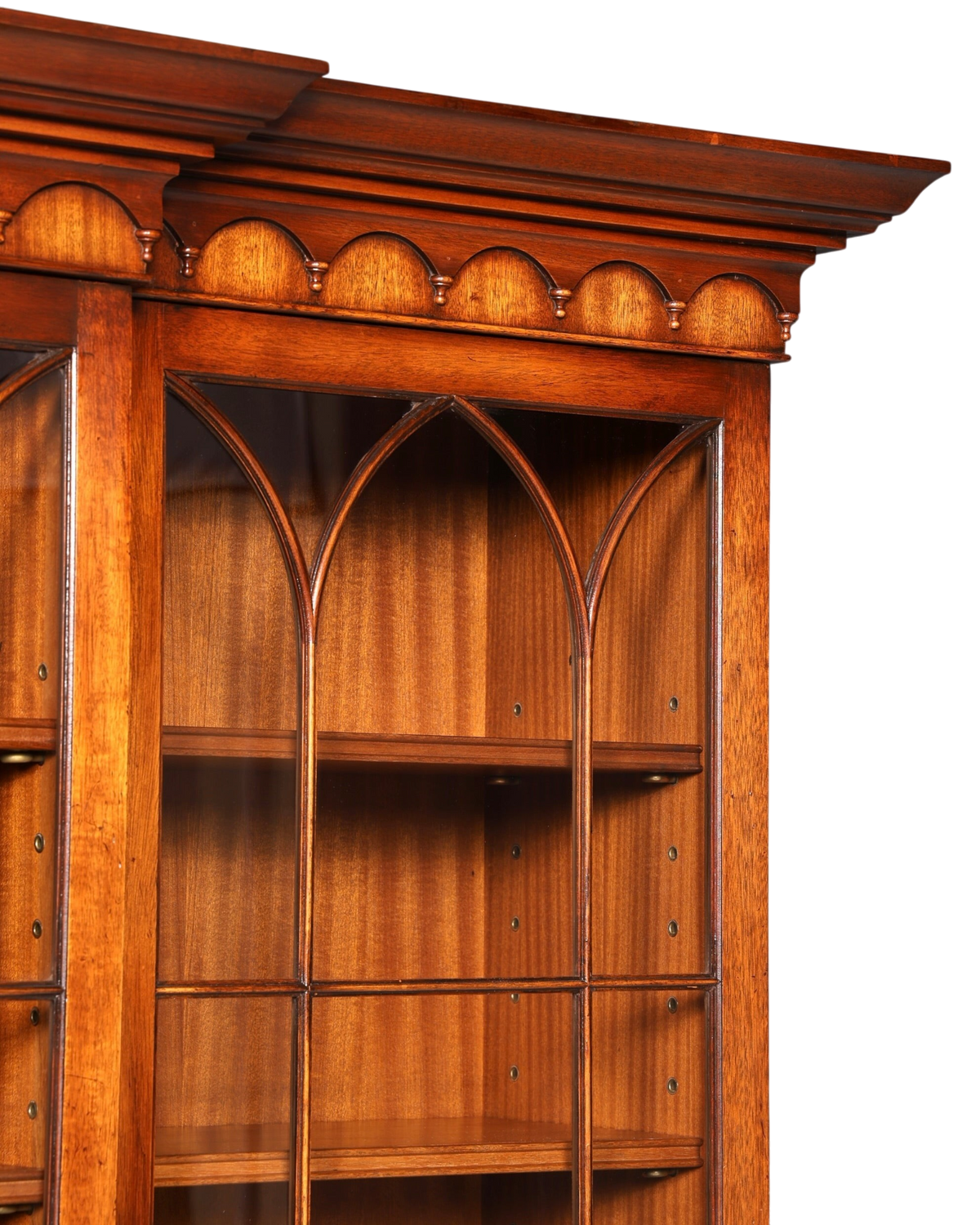 Hauptstadt Möblerei englische Vitrine aus Echtholz mit gotischen Glasfenstern und detaillierter Holzmaserung