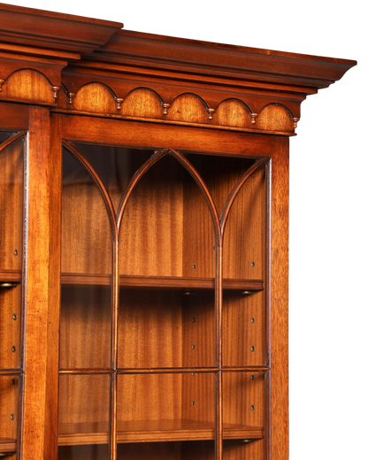 Hauptstadt Möblerei englische Vitrine aus Echtholz mit gotischen Glasfenstern und detaillierter Holzmaserung