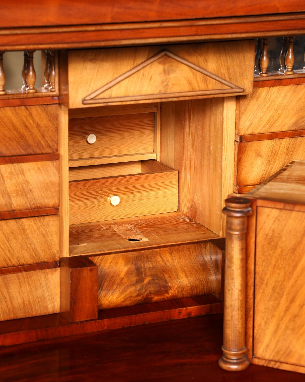 Hauptstadt Möblerei Biedermeier Sekretär mit detailliertem Innenleben aus massivem Echtholz und kleinen Schubladen