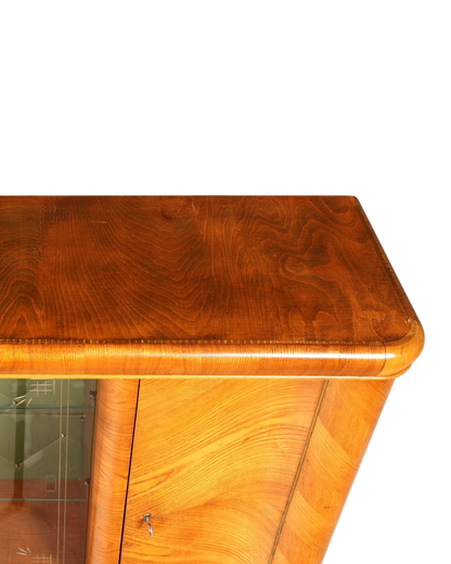 Hauptstadt Möblerei H923 Finish Oberfläche aus gemasertem Holz mit abgerundeter Kante und Glasvitrinendetail