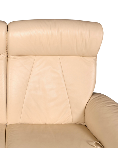Hauptstadt Möblerei H851 Ledersofa in Creme mit gepolsterter Rückenlehne und Ziernähten