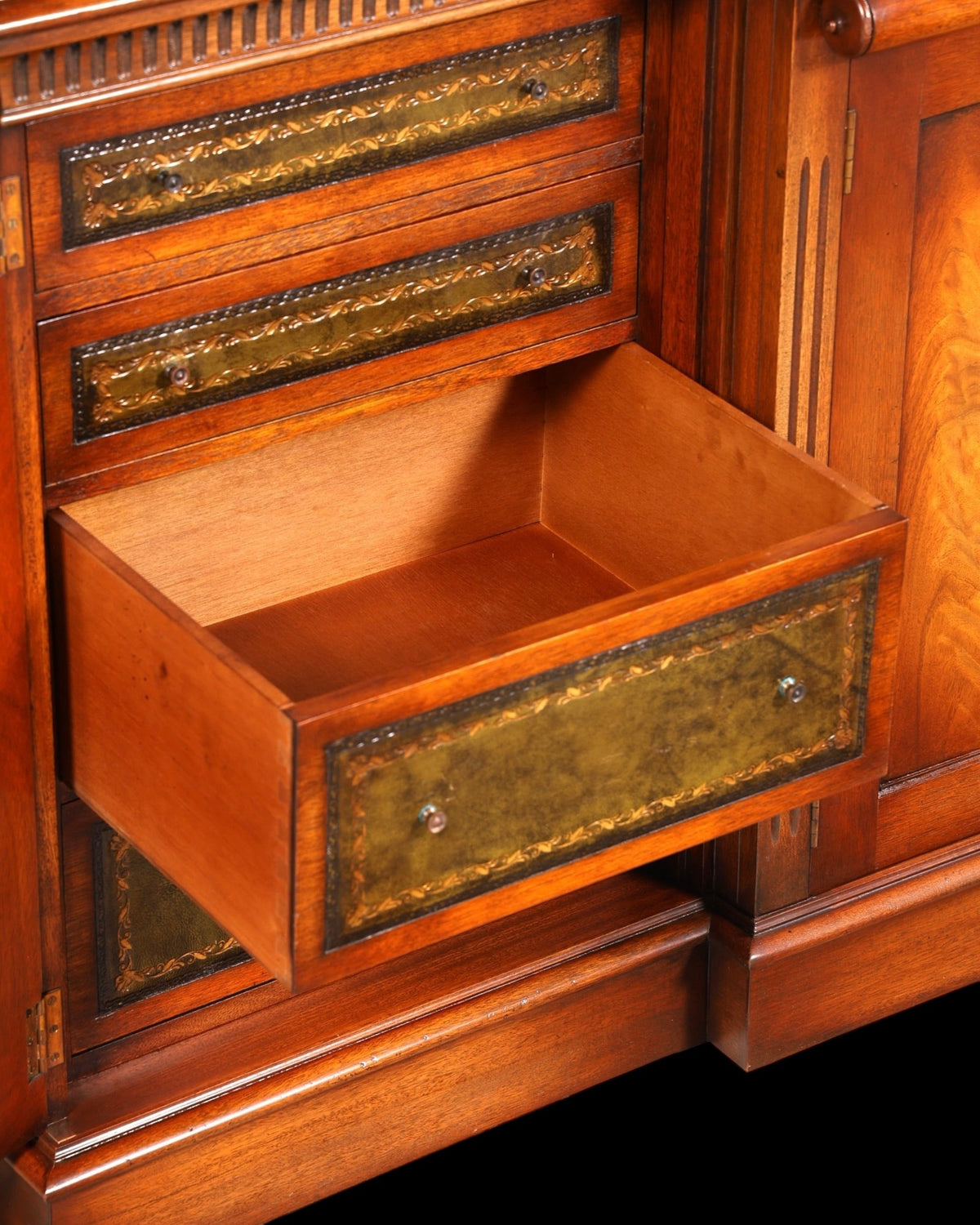 Hauptstadt Möblerei englische Vitrine aus Holz mit offener Schublade und dekorativen grünen Leder-Intarsien
