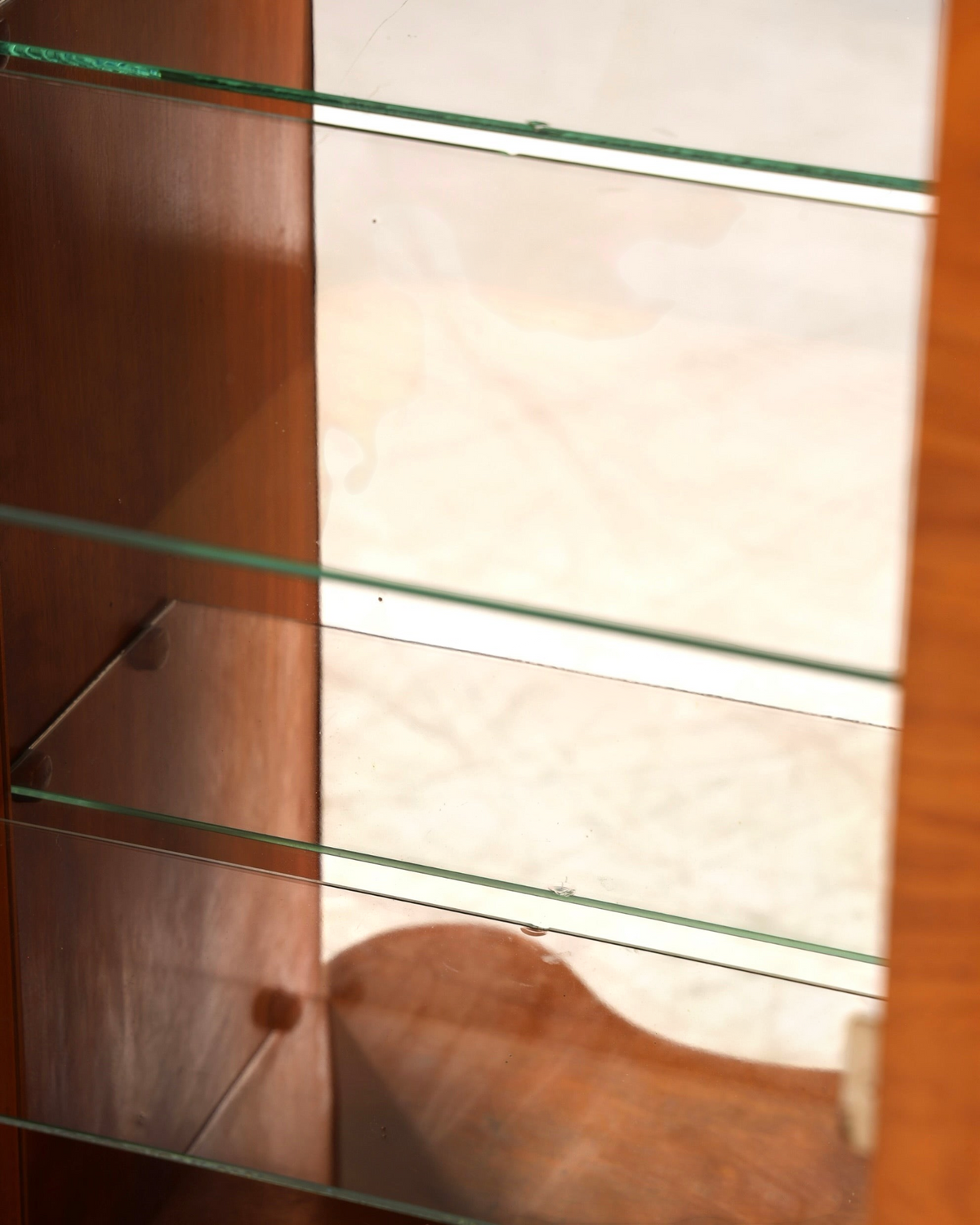 Hauptstadt Möblerei H923 Vitrine mit Holzelementen und transparenten Glasböden in Nahaufnahme