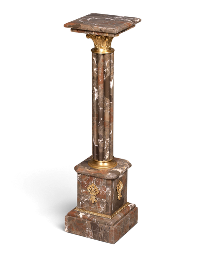 Hauptstadt Möblerei Säule aus braunem Marmor mit goldenen Verzierungen und quadratischer Ablagefläche
