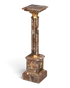 Hauptstadt Möblerei Säule aus braunem Marmor mit goldenen Verzierungen und quadratischer Ablagefläche