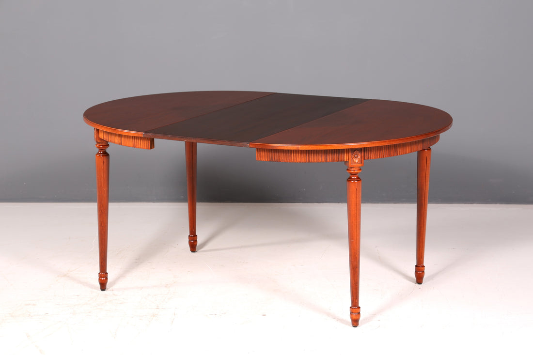 Stylish Gustavian-style table, extendable antique-style kitchen table, dining room table, round vintage dining table