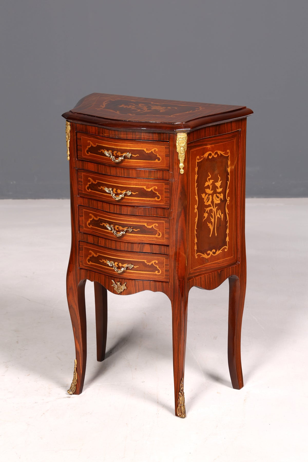 Élégante commode de style baroque, table d’appoint antique, petit meuble en laiton, commode à tiroirs