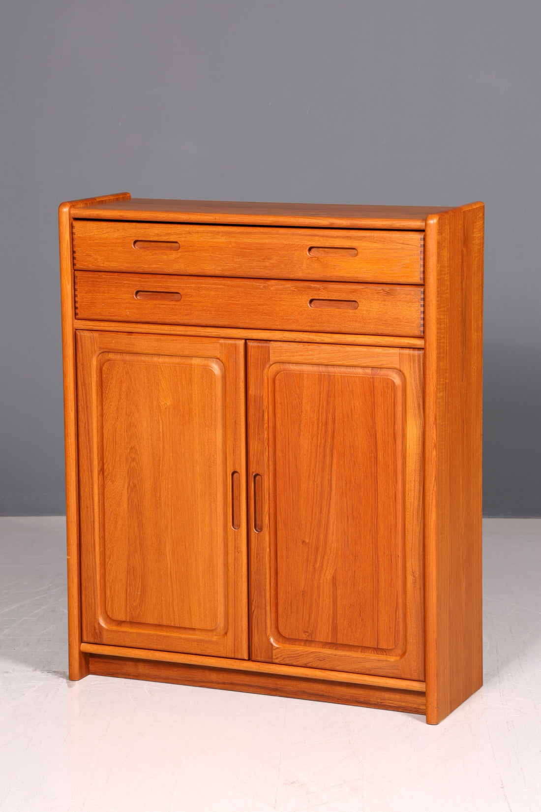 Noble armoire Dyrlund en teck Mid Century, highboard danois, commode, armoire à linge vintage des années 60, design danois