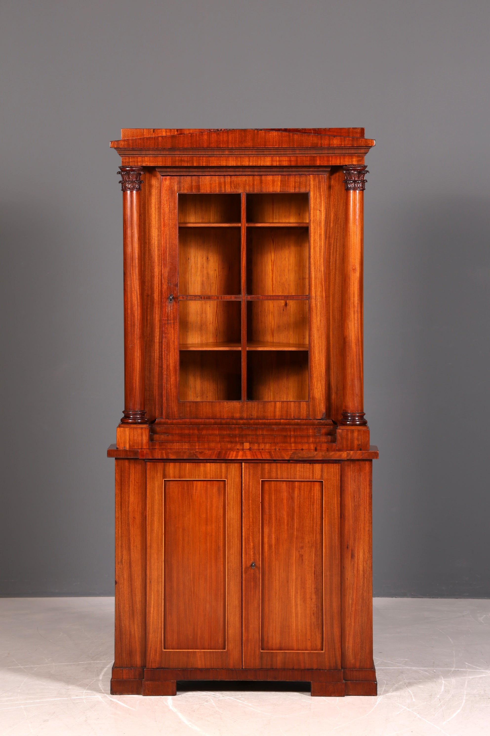 Wunderschöne Original Biedermeier Vitrine um 1820 Antiker Mahagoni Schrank Antik Säulen