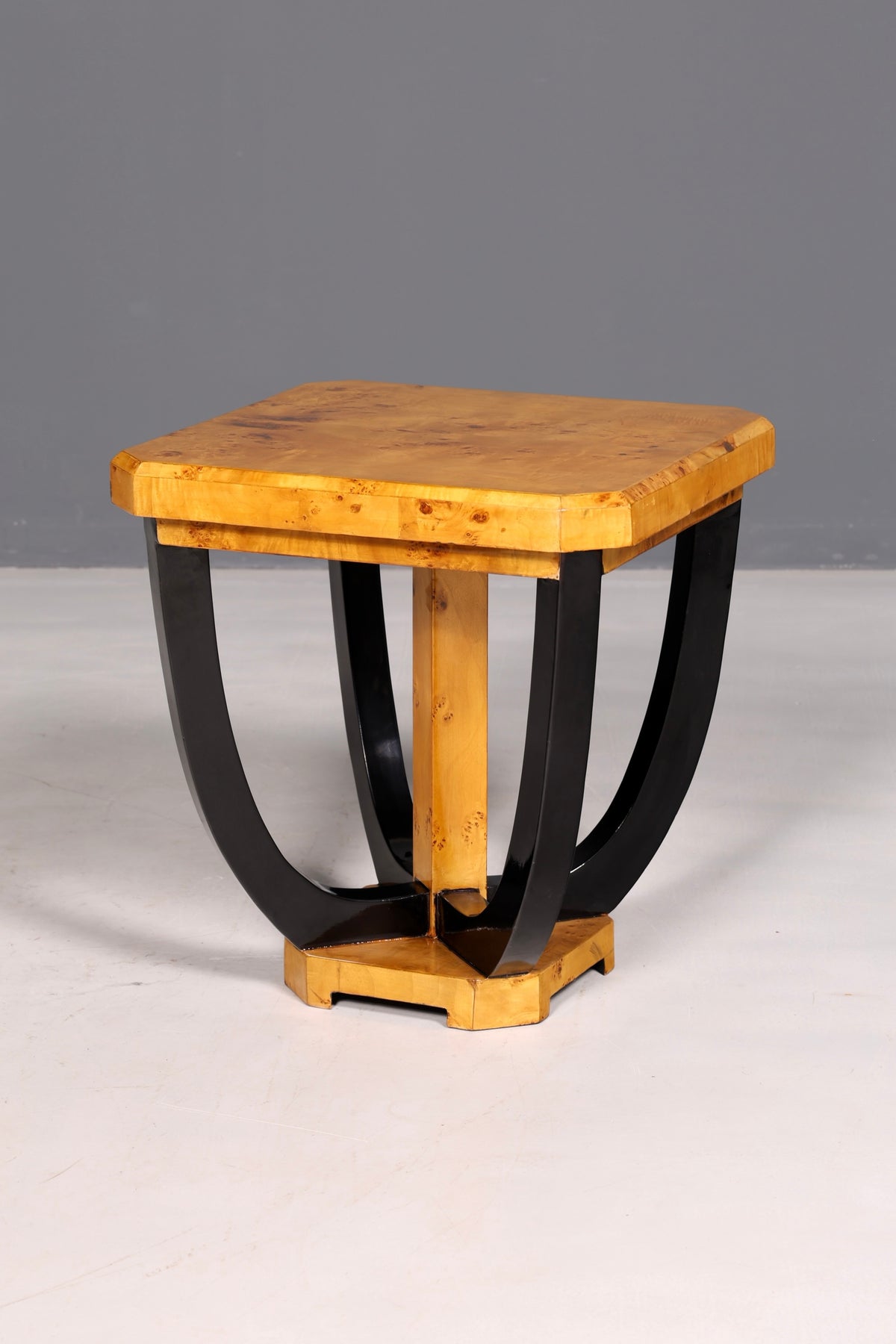 Table élégante de style Art déco, table basse de luxe, table d’appoint Biedermeier en bouleau