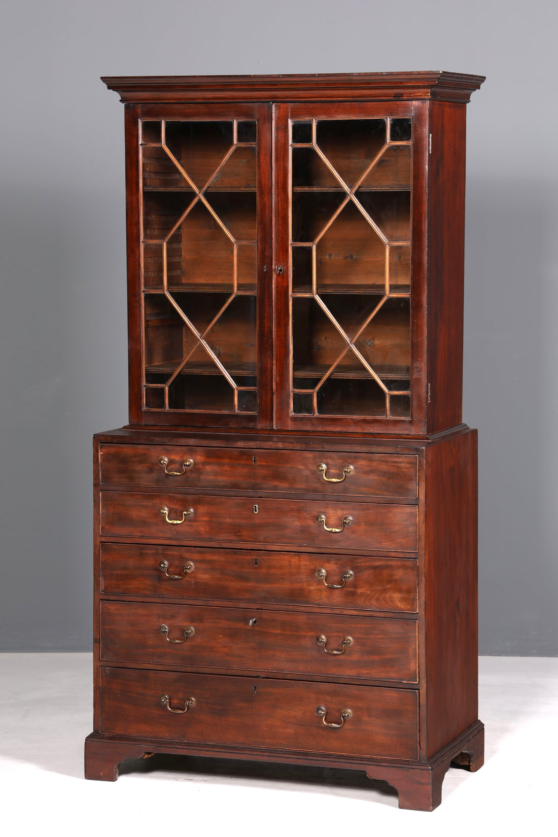 Wunderschöne Englische Antik Vitrine um 1700 George III Mahagoni Bücherschrank Buffet Glasvitrine Kommode