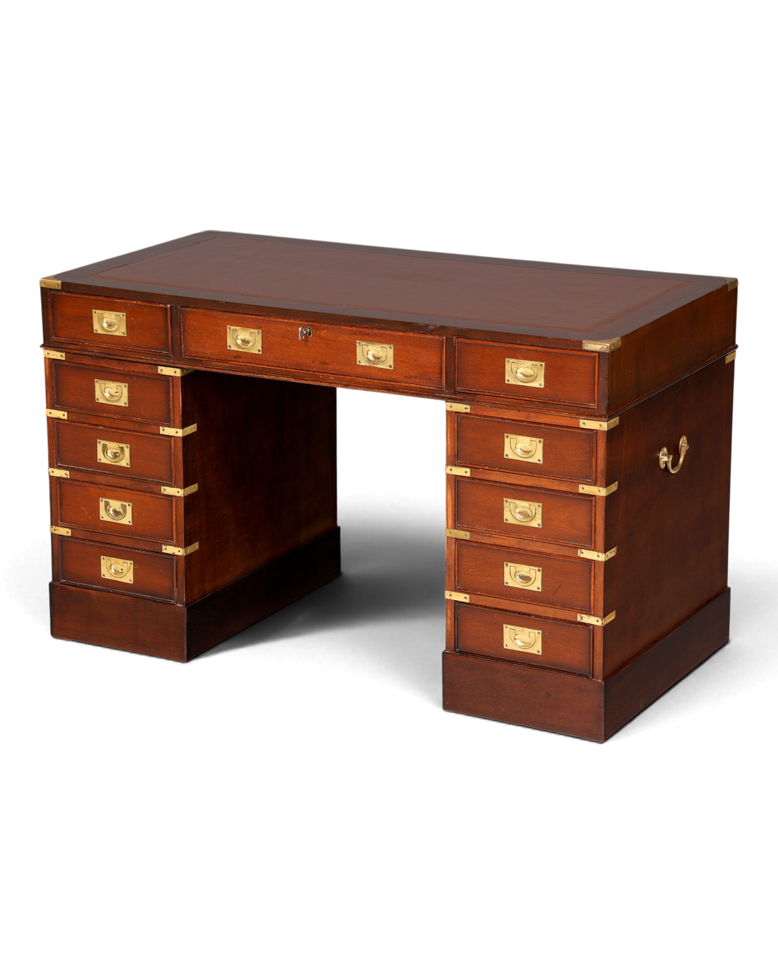 Hauptstadt Möblerei Schreibtisch im Military Chest Stil aus dunklem Holz mit Messingbeschlägen und Lederauflage