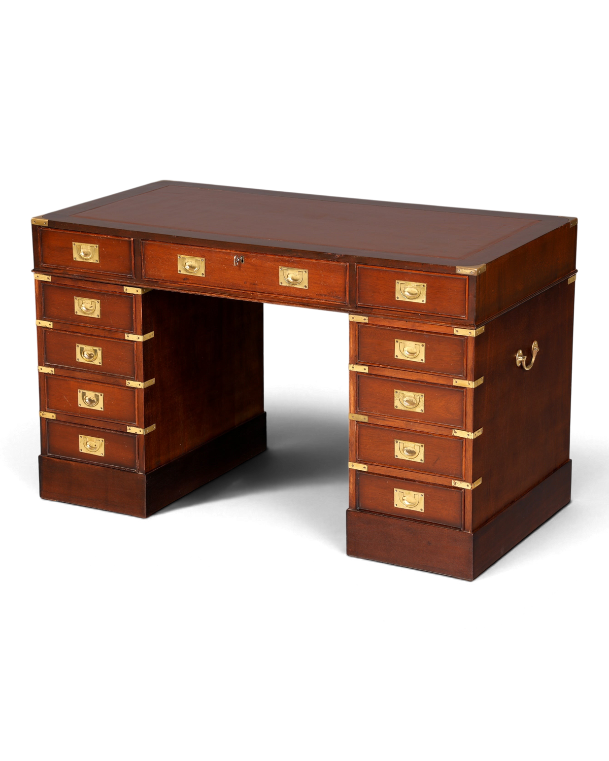 Hauptstadt Möblerei Schreibtisch im Military Chest Stil aus dunklem Holz mit Messingbeschlägen und Lederauflage