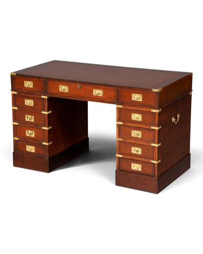 Hauptstadt Möblerei Schreibtisch im Military Chest Stil aus dunklem Holz mit Messingbeschlägen und Lederauflage