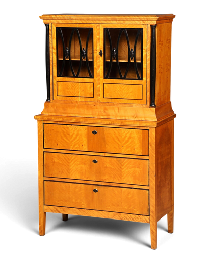 Hauptstadt Möblerei H845 Vitrinenschrank aus hellem Holz mit schwarzen Akzenten und eleganten Glaseinsätzen