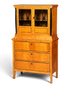 Hauptstadt Möblerei H845 Vitrinenschrank aus hellem Holz mit schwarzen Akzenten und eleganten Glaseinsätzen