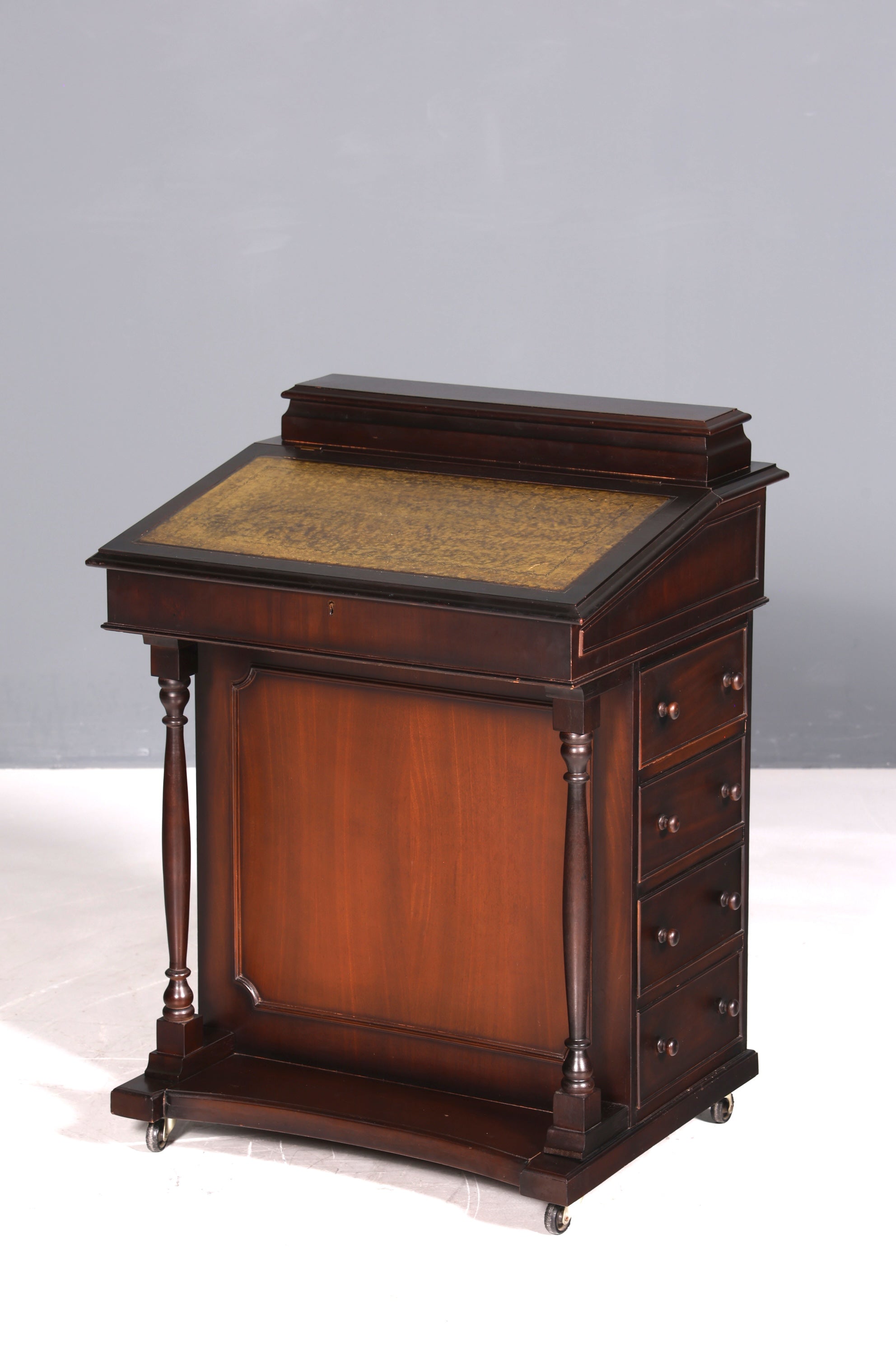 Magnifique bureau anglais Davenport, secrétaire avec plateau en cuir et commode.