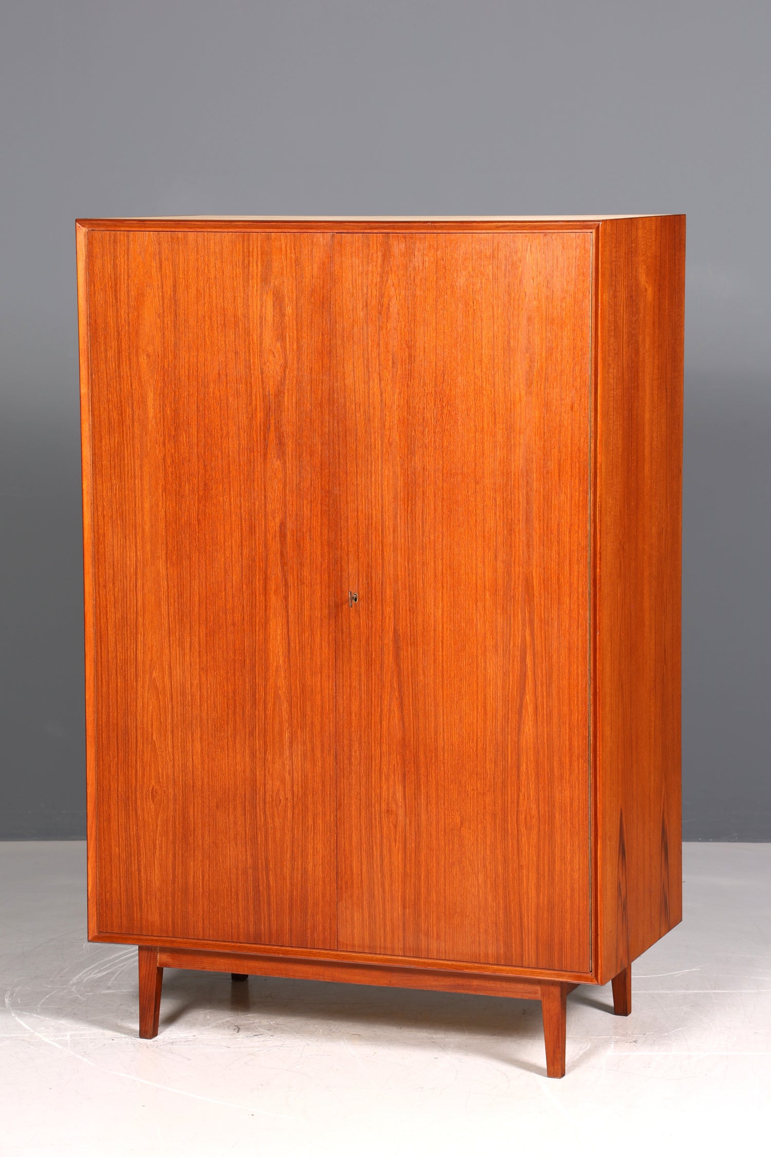 Armoire de style mid-century, meuble vintage, design danois rétro, armoire à linge en teck, meuble d&