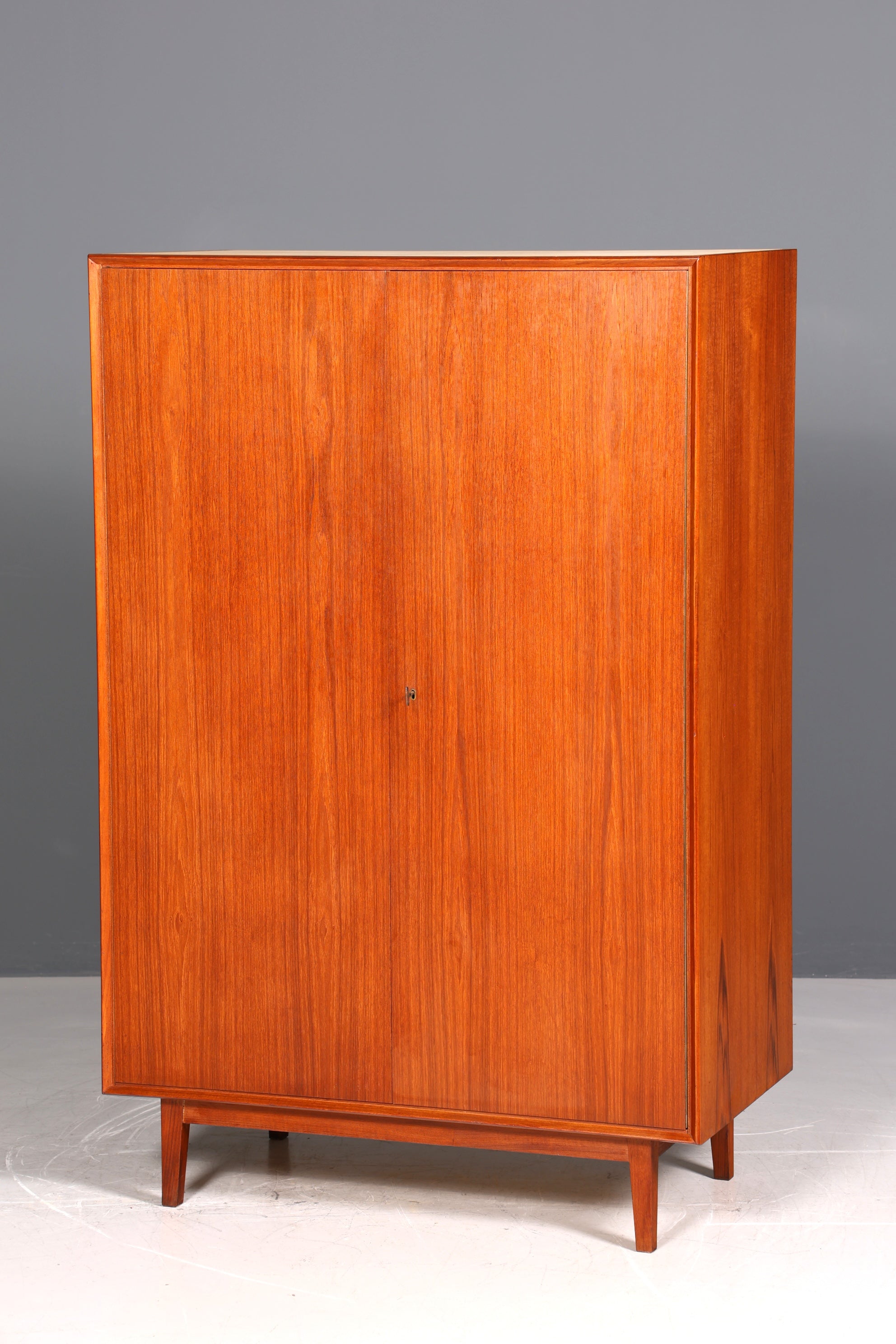 Armoire de style mid-century, meuble vintage, design danois rétro, armoire à linge en teck, meuble d&