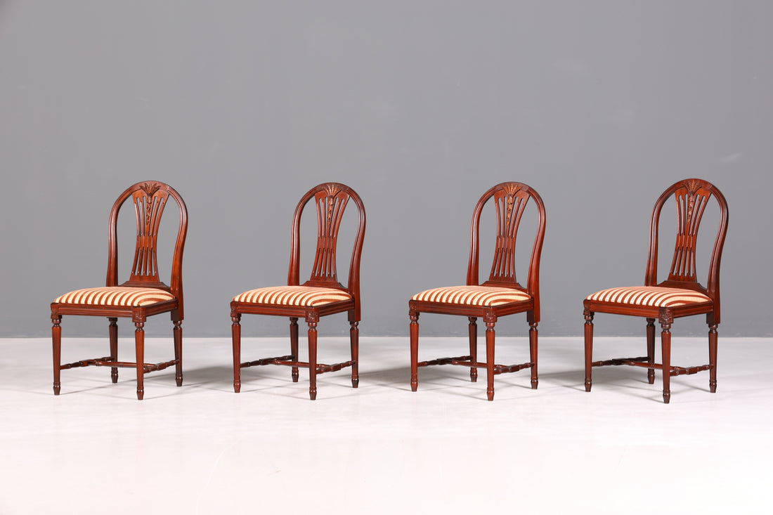 Ensemble de 4 chaises de salle à manger anglaises élégantes, chaises de cuisine antiques des années 1960.